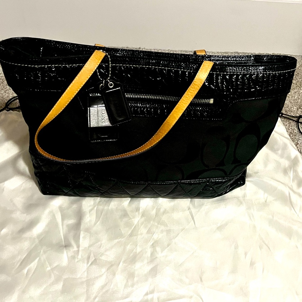 Coach tote bag w/ zipper closure